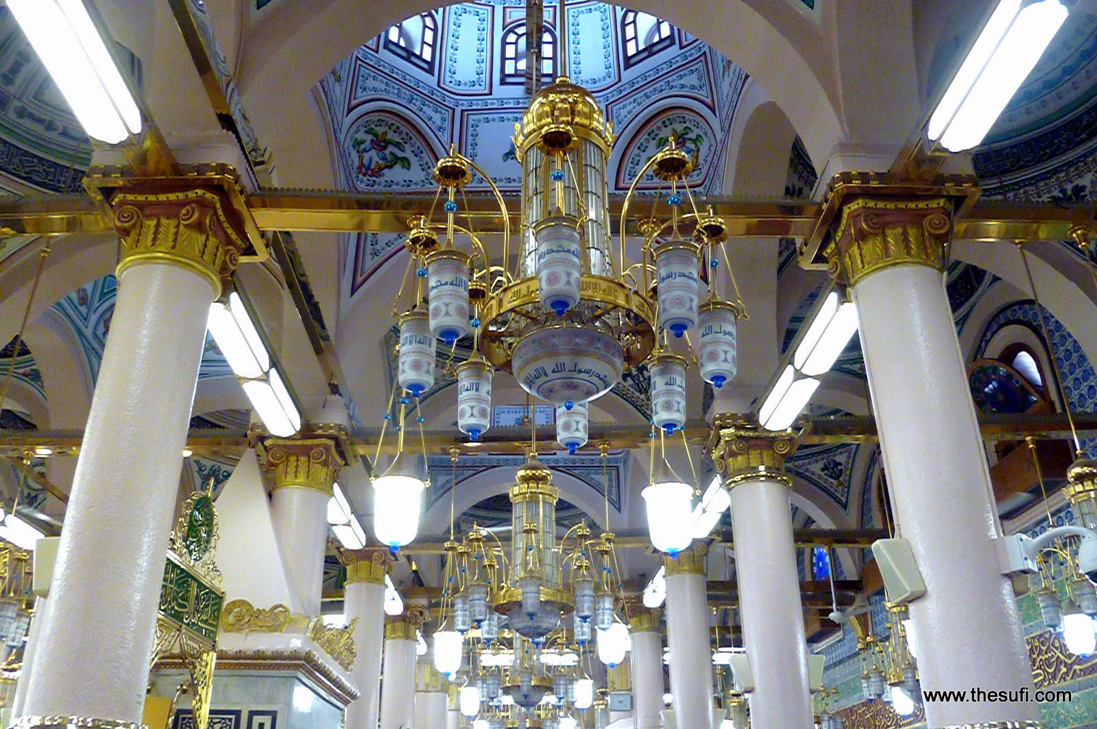 Interior_of_masjid_e_nabwi_medina_ul_nabi_ii.jpg  TheSufi.com