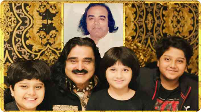 Arif Lohar with his kids and Alam Lohar Photo