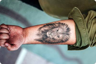 The story of Impatient One who wanted a Lion Tattoo: Story from Masnavi